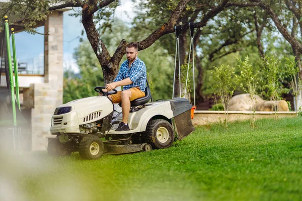 Portrait Jardinier Utilisant Tracteur Tonte Pelouse Pour Couper Herbe Détails — Photo