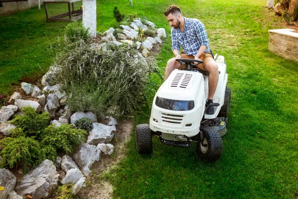 Jardinero Profesional Haciendo Trabajos Jardinería Conducción Corte Césped Con Tractor —  Fotos de Stock