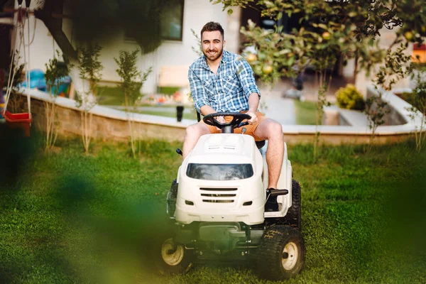 Profi Gärtner Und Arbeiter Mit Traktor Beim Rasenmähen Und Rasenmähen — Stockfoto