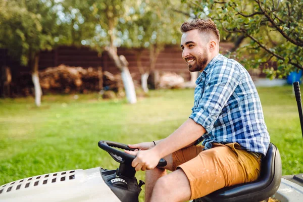 Professional Gardener Worker Smiling Ride Tractor Mowing Lawn Cutting Grass — ストック写真