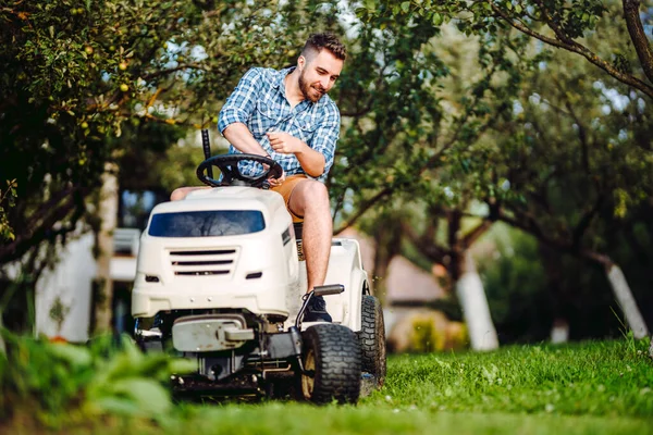 Detalles Paisajismo Jardinero Profesional Sonriendo Cortando Césped Cortando Hierba Jardín — Foto de Stock