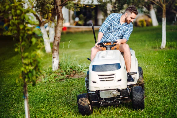 Landscaping Details Portrait Gardener Smiling Mowing Lawn Cutting Grass Garden — ストック写真