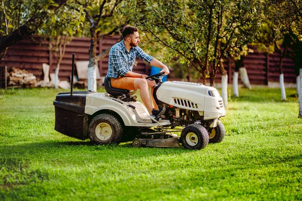 Industrie Details Portret Van Tuinman Lachend Maaiend Gazon Gras Maaien — Stockfoto