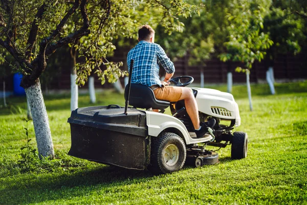 Industry Details Portrait Gardener Mowing Lawn Cutting Grass Garden — ストック写真