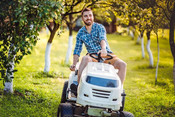 Landscaping Details Portrait Gardener Smiling Mowing Lawn Cutting Grass Garden — Stock Photo, Image