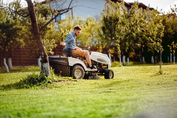 Industridetaljer Porträtt Trädgårdsmästare Klippning Gräsmatta Klippa Gräs Trädgården Med Traktor — Stockfoto