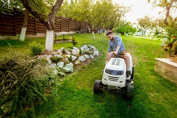 Bahçe Bahçesinde Çim Biçme Makinesiyle Çim Biçen Bir Adam Bahçe — Stok fotoğraf