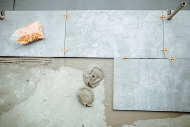 Çimento yapıştırıcı ve araçlarla seramik döşeme detayları