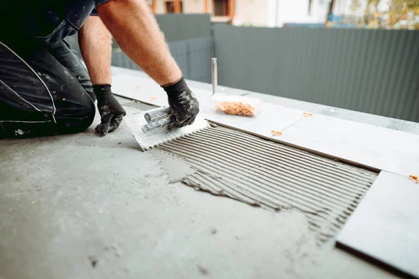 Flooring Tiling Professional Tiler Placing Floor Tiles Adhesive Surface Balcony — Stockfoto