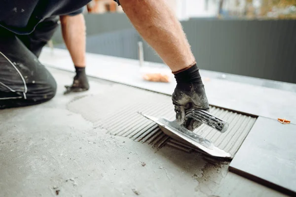 Suelos Baldosas Mano Tiler Profesional Colocación Baldosas Superficie Adhesiva Balcón — Foto de Stock