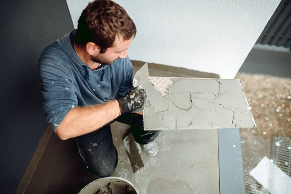 Retrato Tiler Colocando Baldosas Cerámicas Posición Sobre Adhesivo Con Sistema — Foto de Stock