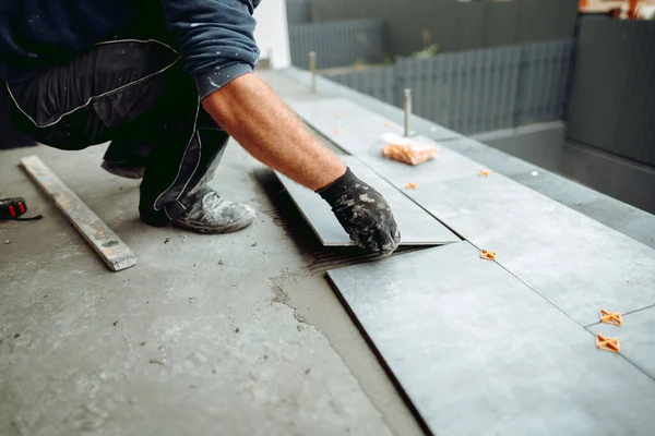 Tiler Profesional Trabajador Baldosas Cerámica Sitio Construcción Manos Del Alicatero —  Fotos de Stock