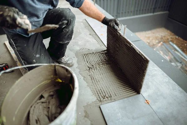 Tiler Profesional Trabajador Baldosas Cerámica Sitio Construcción Manos Del Alicatero — Foto de Stock