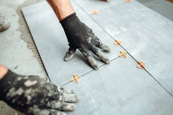 Industrial Worker Handyman Installing Big Ceramic Tiles Balcony Floor Balcony — Foto de Stock