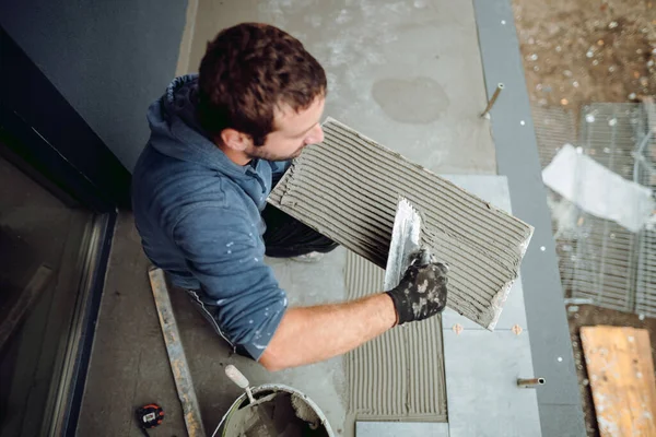 Verlegen Von Keramikfliesen Arbeiter Bringt Keramische Bodenfliese Über Klebstoff Position — Stockfoto