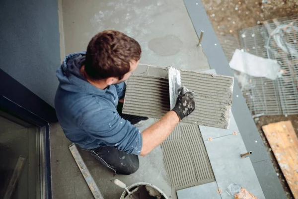 Trabalhador Industrial Faz Tudo Instalando Telhas Cerâmicas Chão Varanda Varanda — Fotografia de Stock