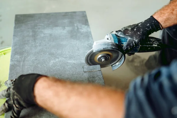 Professional Caucasian Construction Worker Cutting Ceramic Tiles Angle Grinder Tiling — Fotografia de Stock