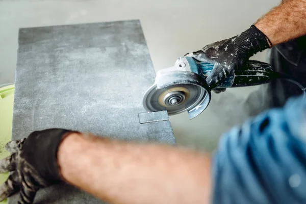 Professionele Blanke Bouwvakker Snijden Keramische Tegels Met Haakse Slijper Tijdens — Stockfoto