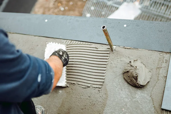 Arbeiter Verlegen Keramikfliesen Auf Dem Balkonboden Ein Heimwerker Mit Einer — Stockfoto