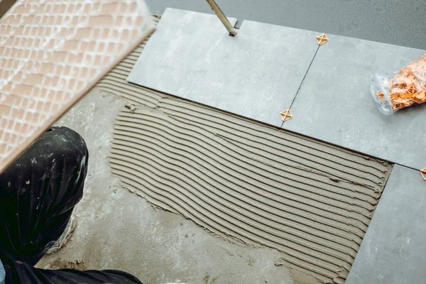 Ręka Profesjonalnego Pracownika Budowlanego Nakładanie Kleju Nakładanie Płytek Ceramicznych Podłogę — Zdjęcie stockowe