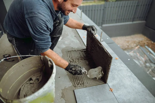 Professionele Tiler Het Plaatsen Van Niveau Positie Met Tegel Nivellering Stockfoto