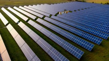 Fotovoltaik enerji santrali, alternatif elektrik kaynağı - günbatımında sürdürülebilir kaynaklar kavramı üzerine güneş panelleri ayrıntıları
