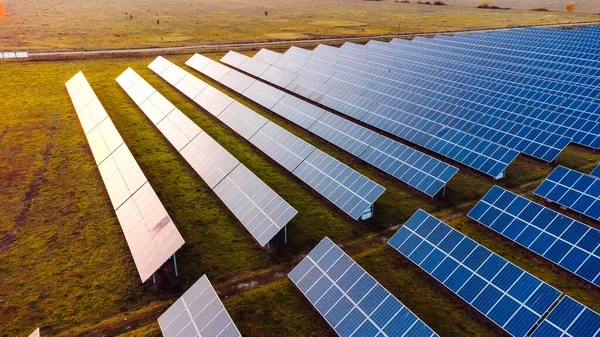 Güneş enerjisi istasyonu ayrıntıları - güneş çiftliği inşaatının hava görüntüsü