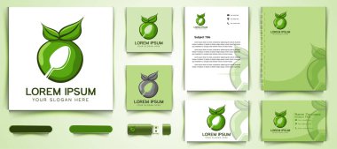 Yeşil elma ve kaşık, sağlıklı gıda logosu ve kartvizit markalaştırma şablonu Beyaz Arkaplan 'da izole edilmiş tasarımlar.