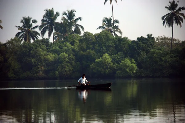 Man trä segelbåt, Indien — Stockfoto