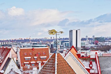 Tallinn 'in eski şehir manzarasının ikonik görüntüsü kışın gözlem güvertesinden gökyüzüne yükseliyor