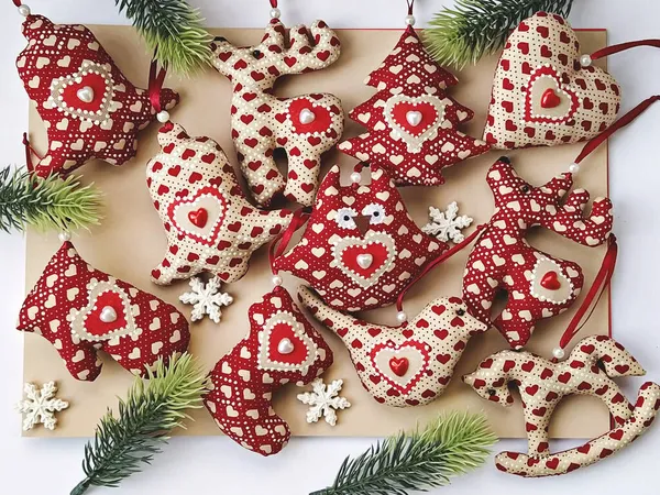 Diverse diy rood en beige zacht speelgoed voor kerstboom decoratie. Handgemaakte kerstballen nul-afval Kerstmis — Stockfoto