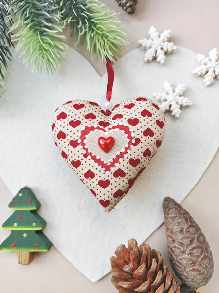 DIY beige zacht hart voor kerst decoratie. Handgemaakte kerstballen nul-afval Kerstmis — Stockfoto