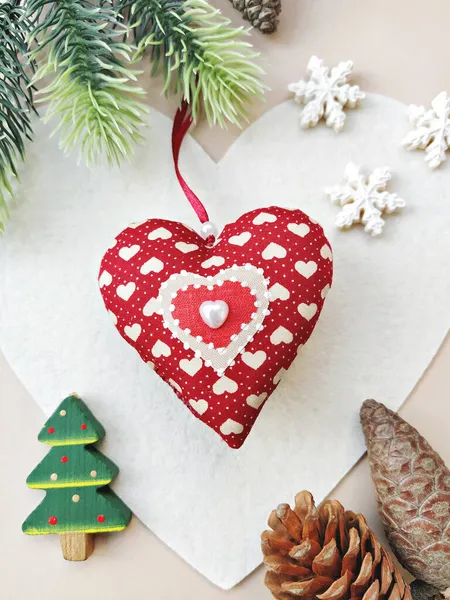 DIY rood zacht hart voor kerstversiering. Handgemaakte kerstballen nul-afval Kerstmis — Stockfoto