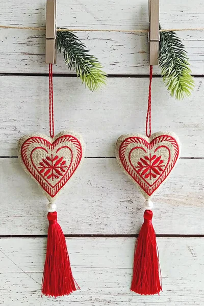 Twee linnen hartwand hangend met borduurwerk en rode kwastje — Stockfoto