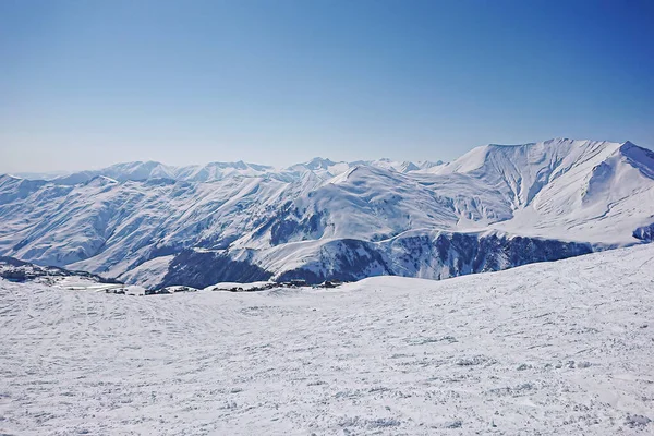Величественные снежные вершины пейзажа и голубое небо в лучах солнца — стоковое фото