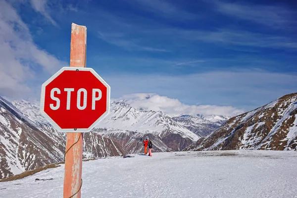 Stop tábla. Avalanche jel előtt téli havas hegyek. Veszélyjelzés a téli síközpontban — Stock Fotó