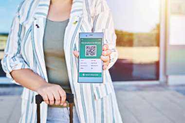 Kadın, uygulama telefonundan havaalanından COVID-19 ekspres test sonuçları hakkında bir mesaj almış. Yaz tatili konseptine hazırım.