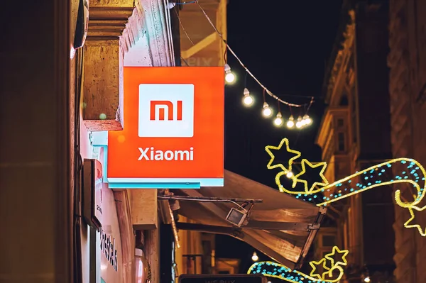 Valletta şehir merkezindeki deponun ön girişindeki XIAOMI tabela logosu: Valletta, Malta - 3 Kasım 2021. Xiaomi 'nin yazı tahtasına yakın çekim.