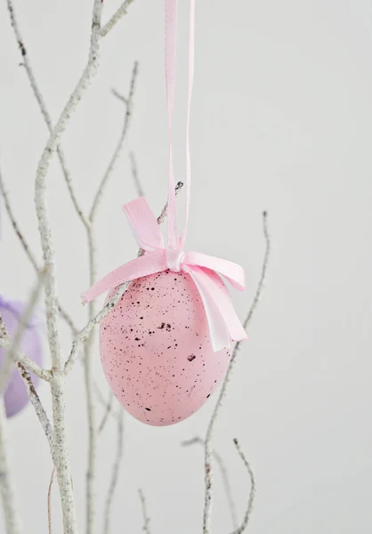 Roze Decoratieve Paaseieren Opknoping Droge Tak Abstract Minimalisme Paasdecoratie Concept — Stockfoto