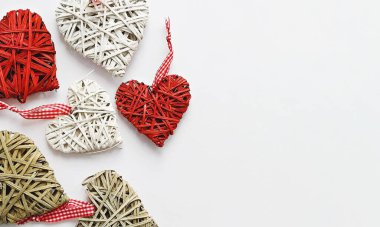 Sevgililer Günü kırmızısı ve beyaz hasır kalpler beyaz ve kopyalama alanı var. Sevgililer Günü şablonu.