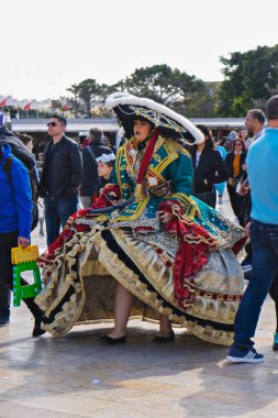 Mardi Gras karnavalında 23 Şubat 2020 'de yapılan Şişmanlar Salı günü makyaj ve karnaval kostümleri giyen insanlar