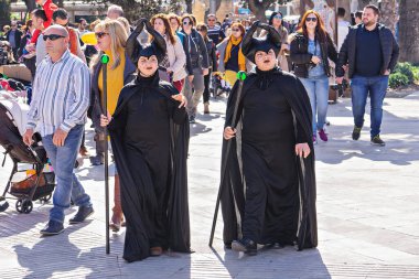 Mardi Gras karnavalında 23 Şubat 2020 'de yapılan Şişmanlar Salı günü makyaj ve karnaval kostümleri giyen insanlar