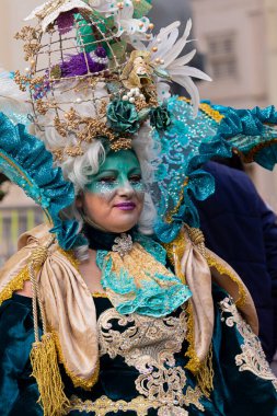 Mardi Gras karnavalında 23 Şubat 2020 'de yapılan Şişmanlar Salı günü makyaj ve karnaval kostümleri giyen insanlar