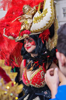 Mardi Gras karnavalında 23 Şubat 2020 'de yapılan Şişmanlar Salı günü makyaj ve karnaval kostümleri giyen insanlar