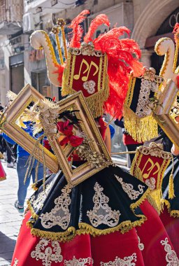 Mardi Gras karnavalında 23 Şubat 2020 'de yapılan Şişmanlar Salı günü makyaj ve karnaval kostümleri giyen insanlar