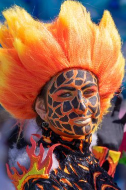 Mardi Gras karnavalında 23 Şubat 2020 'de yapılan Şişmanlar Salı günü makyaj ve karnaval kostümleri giyen insanlar