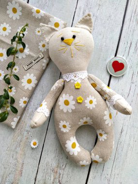 Neşeli keten kumaşlı oyuncak kedi el yapımı, üst görünüm ve dikiş aksesuarları, DIY, düz uzanma