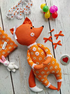 Neşeli kırmızı tekstil oyuncak tilki el yapımı, üst görünüm ve dikiş aksesuarları, DIY, düz uzanma