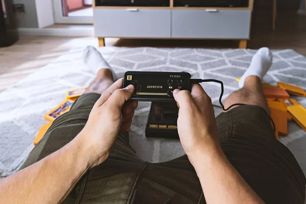 Manos Masculinas Sosteniendo Joystick Consola Videojuegos Contra Fondo Del Interior —  Fotos de Stock