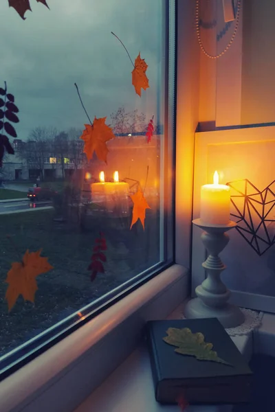 Quemar Vela Delante Ventana Con Hojas Caídas Libro Para Leer —  Fotos de Stock